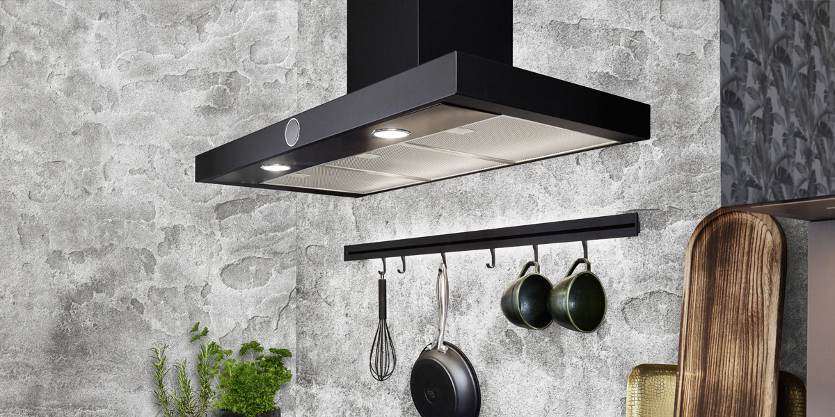 Er zijn vele mogelijkheden bij het kiezen van een afzuigkap. Bladafzuiging, plafondunits, wandafzuiging en of diagonale afzuiging*. Ongeacht welke keuze u maakt, alle afzuigkappen zorgen dankzij hun innovatieve techniek voor een fijne kookomgeving. * Vraag om specificaties aan uw keukenadviseur.