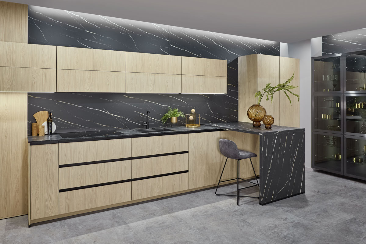 Heldere lijnen, luxe materialen en een helder gestructureerde interieurarchitectuur: dat vindt u in onze designkeukens! Onze adviseurs hechten veel belang aan een eigentijds en trendbewust design. Wij geven u graad advies!